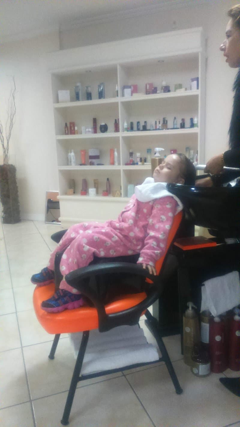 Iara Cabeleireira Joinville photo