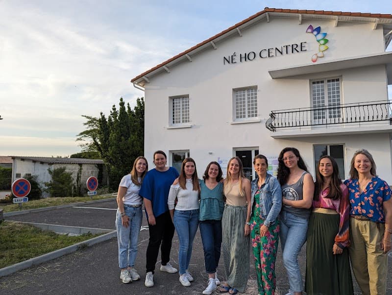 Né Ho Centre Le Gua photo