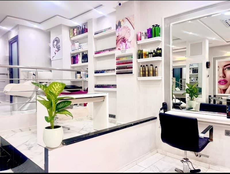 Blond Lady Salon and Spa Bd Ghandi photo