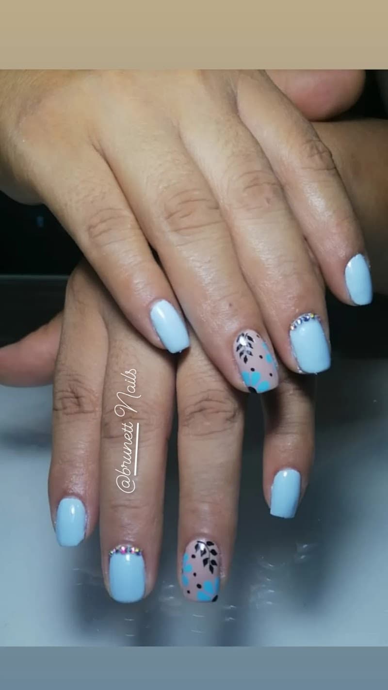 Tambopata brunett nails photo