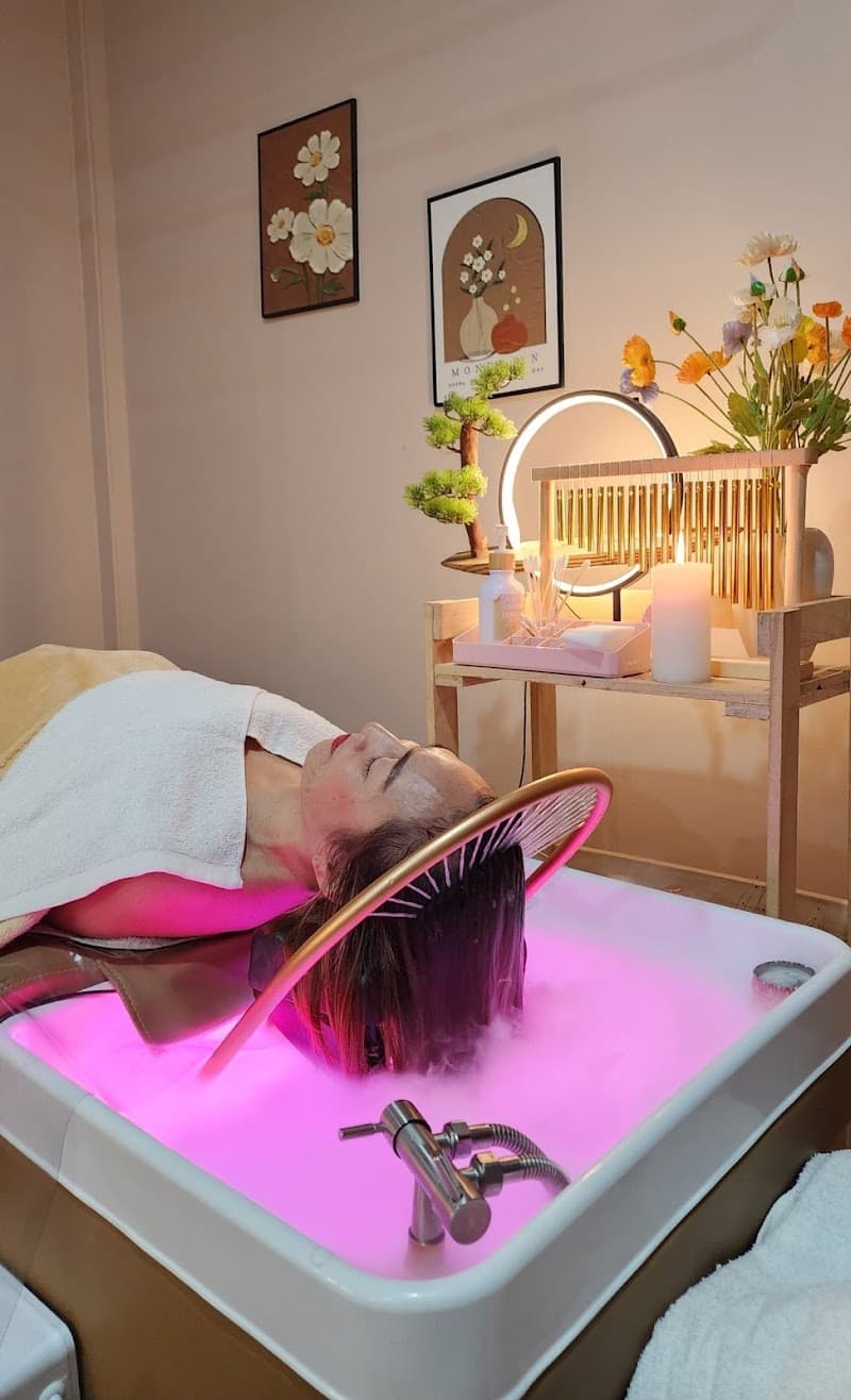 Christian Za Rista Spa Vietnamese Style Hair Wash and Relaxing Massage Bangkok photo