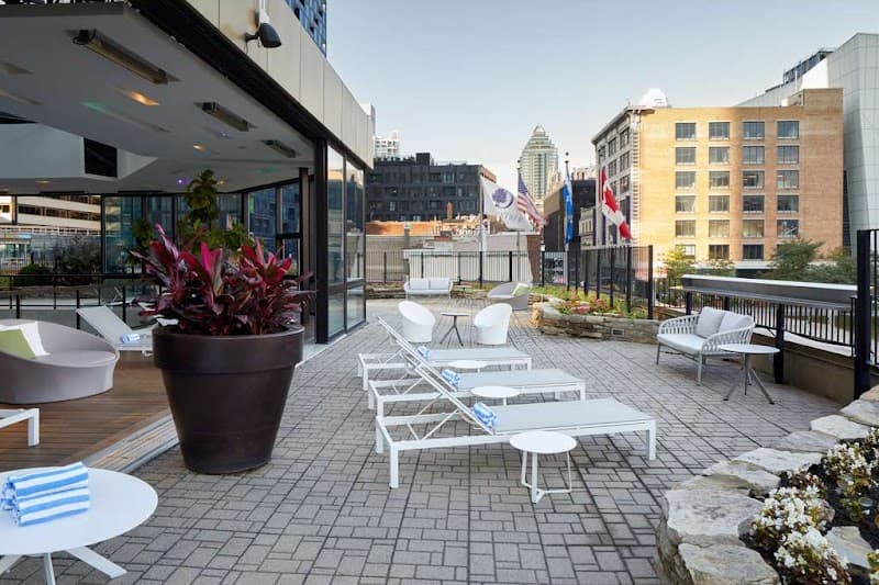 DoubleTree by Hilton Montreal photo