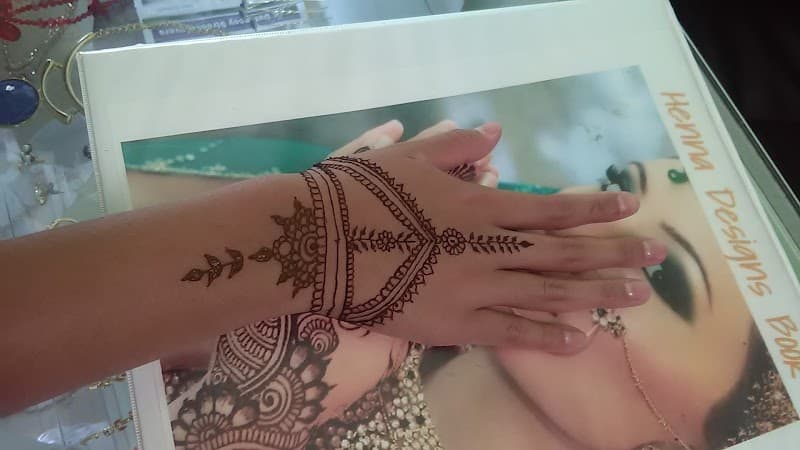 Expert Eyebrow Threading & Henna Tattoo Pasadena photo