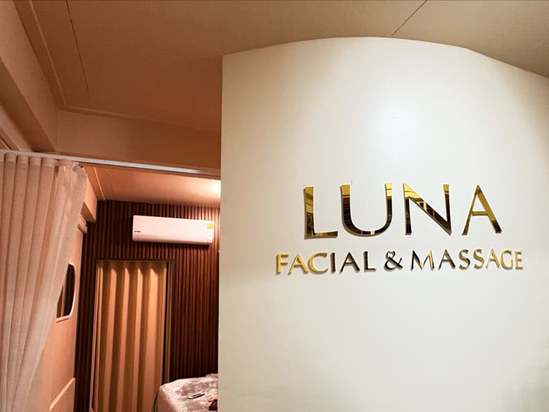 Facial Slimming Massage, Beautiful Face Shaping, Face Tapping Adjustment Lamphun photo