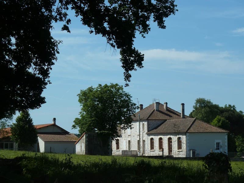 Gîte La Petite Maison Roussines photo