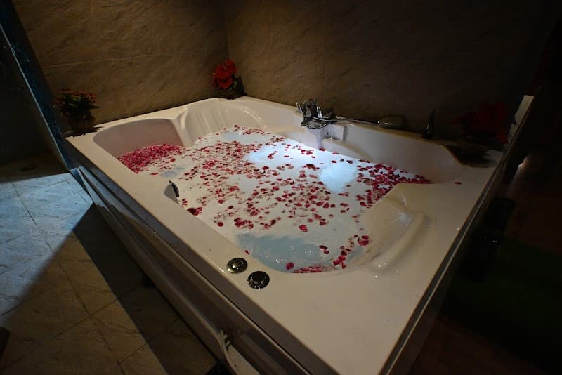 Gravity Spa and Massage Parlor in Kandivali Mumbai photo