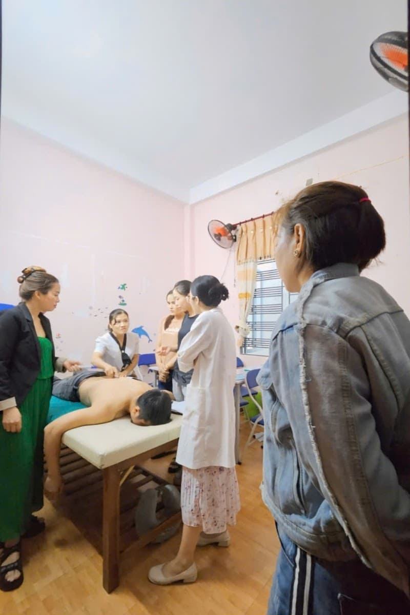 Học Chứng chỉ Xoa bóp bấm huyệt - Vật lý trị liệu tại Đà Nẵng photo
