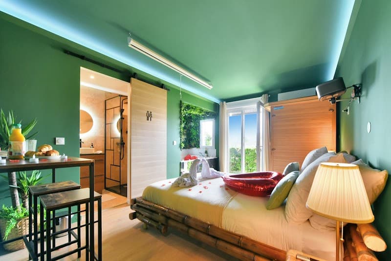 Jungle Room - SPA | Sauna | Jacuzzi | Vidéo-projecteur | Love Room Cannes photo