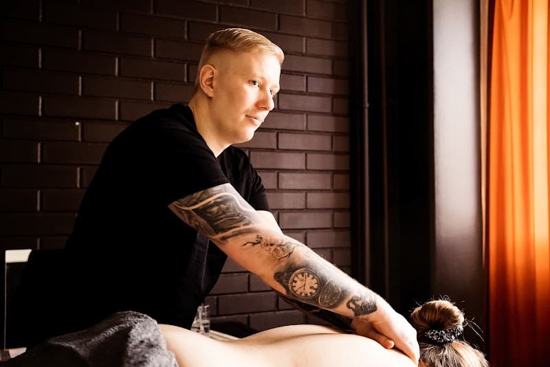 Koulutettu hieroja Kristine Salo photo