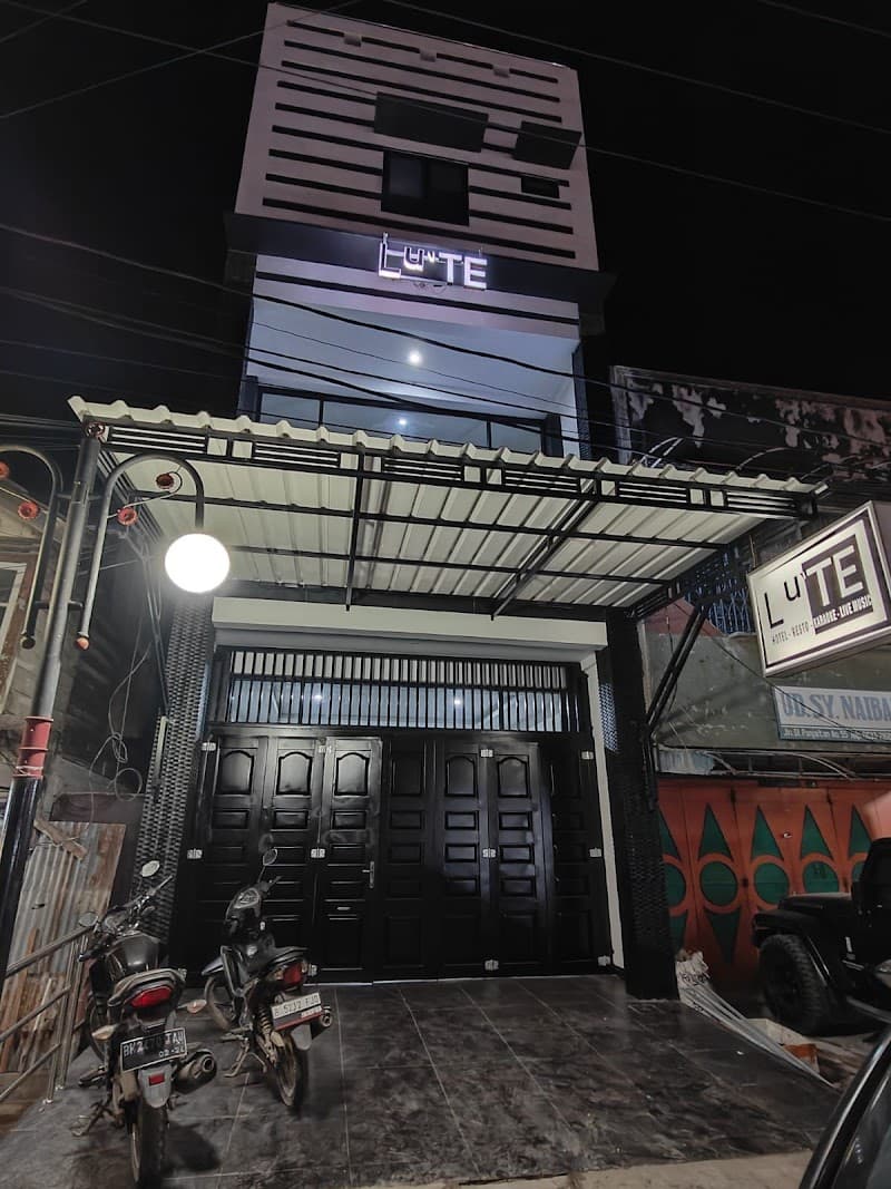 Lu'TE Hotel - Live Music - Karaoke and Coffee Music Shop Tapanuli Utara photo