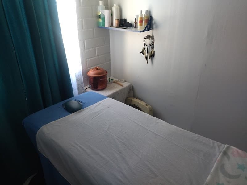 Manos que alivian Madrid photo