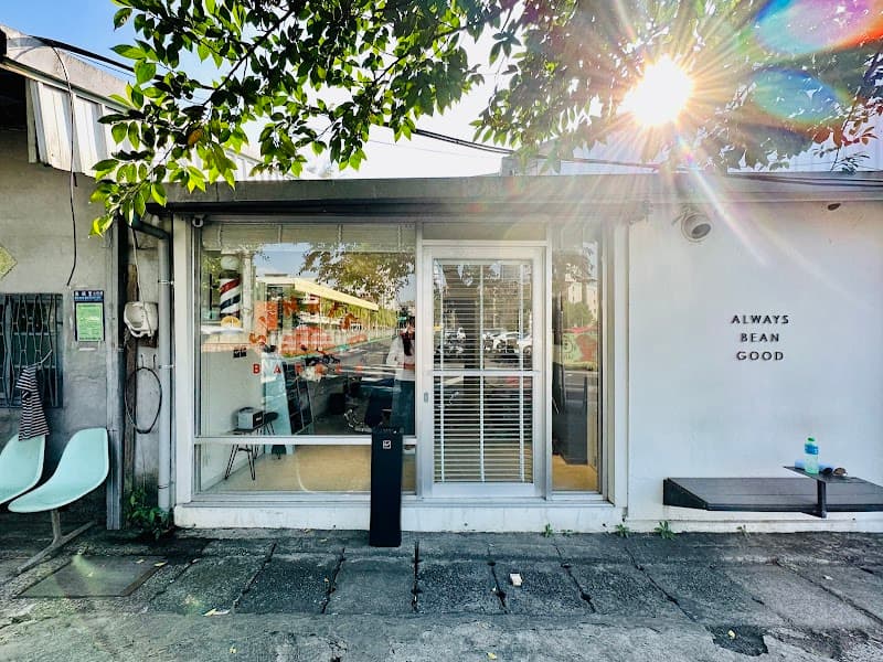 Night Shanghai Audio-Visual Barber Co., Ltd. Taipei City photo