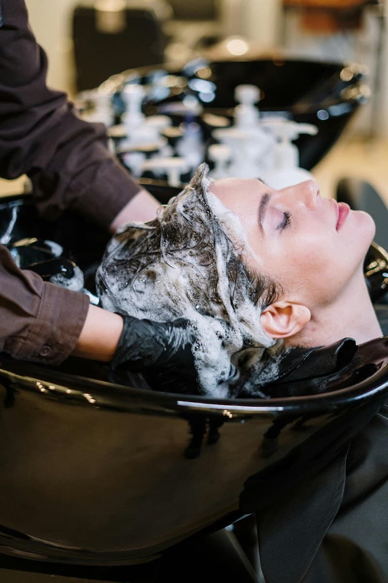 Oaks luxury beauty salon and spa Hyderabad photo