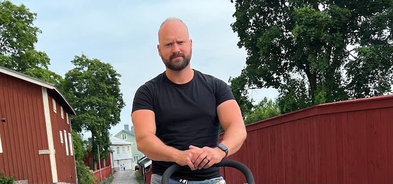 Ortopediseen osteopatiaan erikoistuva urheiluhieroja Janne Ikola Seinäjoki photo