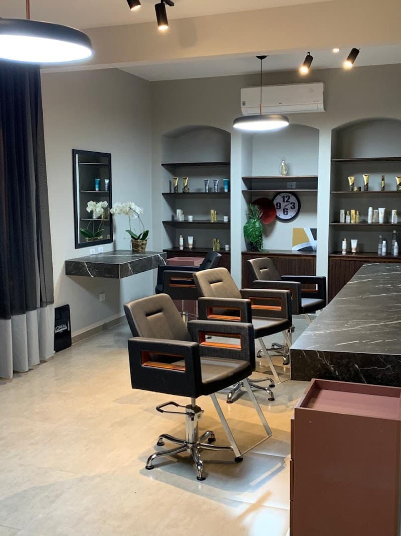 Salao Fios Em Forma Três Corações photo