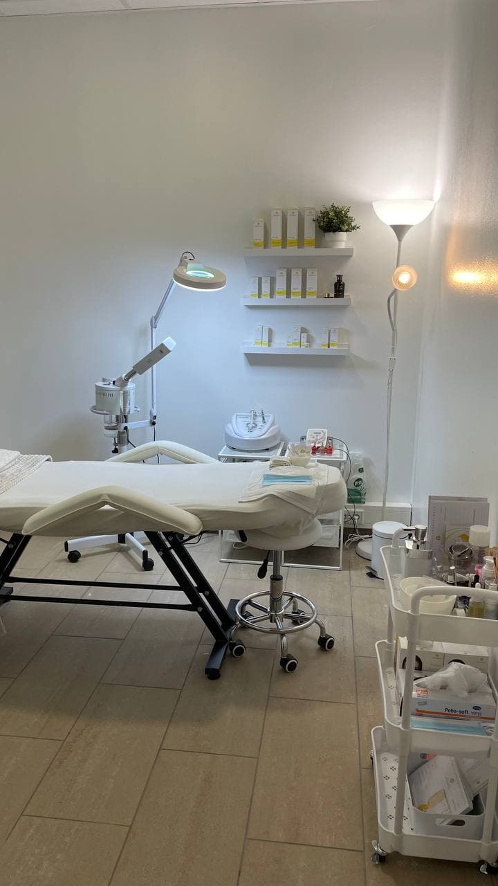 Skin-Brows Lighthouse Düsseldorf photo
