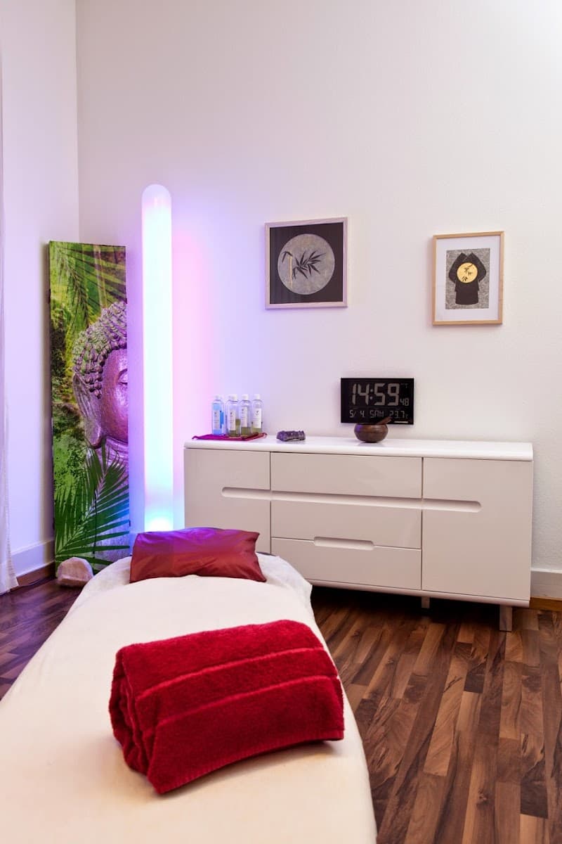 Yannyck Uhlmann Massage & Wellness Basel photo