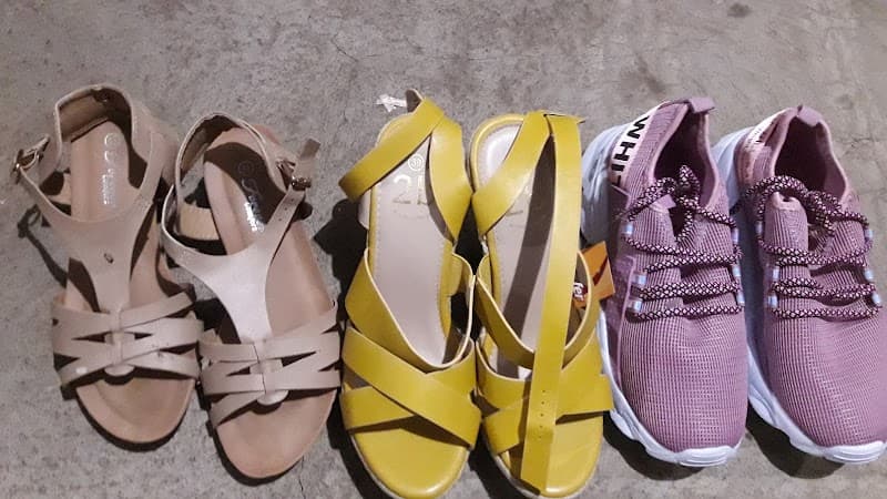 Zapatería estilos en el mercado de Quepos photo